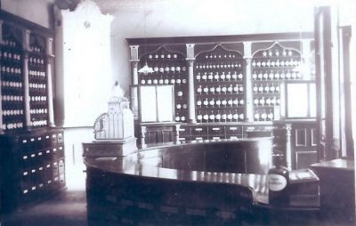 Apoteksinteriör
Nyckelord: Kassaapparat Medicinburkar