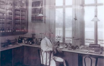 Man sittande i laboratorium
Nyckelord: Bok Våg Medicinburk