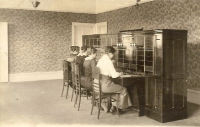 4 telefonister vid manuell telefonväxel
Nyckelord: Telefonväxel Telefonist