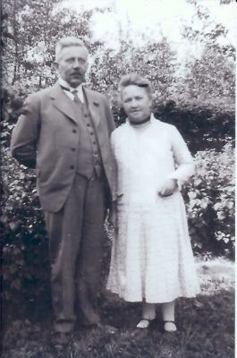 Man och kvinna stående i trädgård
Ernst och Hildur Stening
