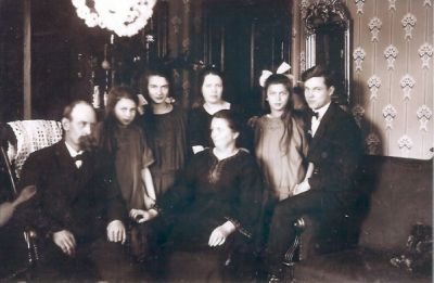 7 personer sittande i rum
Nyckelord: Tapet Spegel Möbel