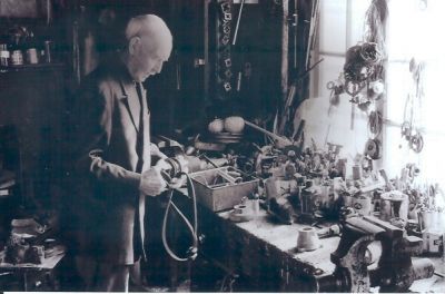 Man stående i verkstad
Nyckelord: Verktyg Pryl Rem Skruvstäd Verktygslåda