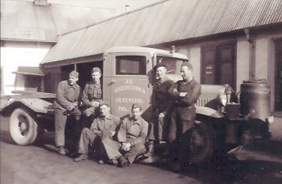 6 uniformsklädda män vid lastbil
Nyckelord: Lastbil Gengasaggregat Uniform