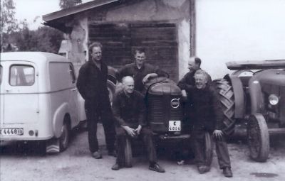 5 män runt traktor
Nyckelord: Traktor Bil