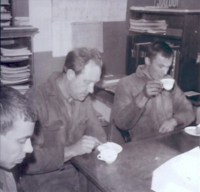 3 kaffedrickande män i rum
Nyckelord: Tårta Kaffekopp