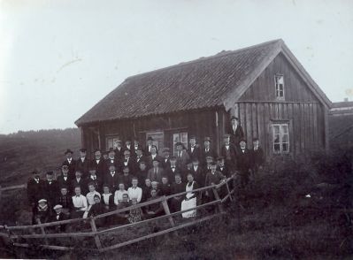 En stor grupp människor framför en byggnad
