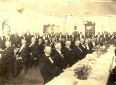 Middagssällskap med idel festklädda herrar
