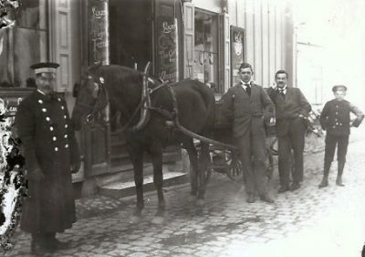 Hästekipage framför affär
Nyckelord: Häst Hästekipage Uniform