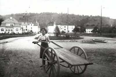 Pojke med dragkärra
Nyckelord: Kärra