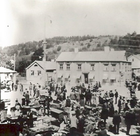 Torghandel
Nyckelord: Lyktstolpe Dräkt Torgstånd