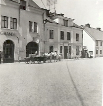 Oxdragen transport på kullerstenstorg
Nyckelord: Oxe