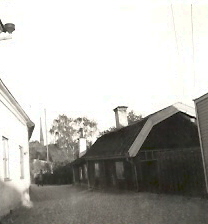 Byggnader vid kullerstensbelagd gata
