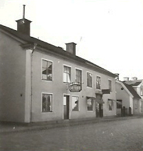 Affärsbyggnad vid gata
