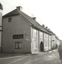 Byggnad vid stenbelagd gata
