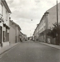 Gatuvy med bilar i vänstertrafik
