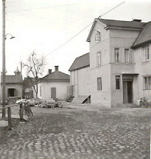 Byggnader runt kullerstensbelagd stadsinnergård
Nyckelord: Kullersten