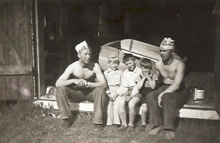 5 pojkar sittande i dörröppning
Nyckelord: Båt