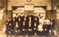 Järnvägstjänstemän utanför järnvägsstation
Nyckelord: Järnvägsstation Uniform