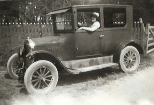 Kvinna vid ratten i bil
Nyckelord: Bil