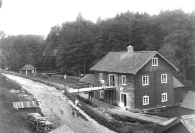 Några personer framför kvarnbyggnad
Nyckelord: Kvarn 