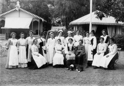 17 kvinnor och 1 hund framför serveringstält
Nyckelord: Hund Dräkt