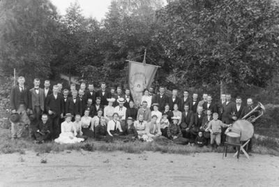 En grupp människor med föreningsstandar i naturen
Nyckelord: Standar Musikinstrument