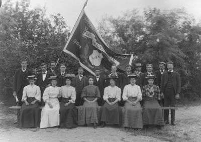 Män och kvinnor med föreningsfana
