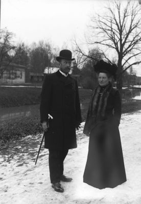 Man och kvinna stående vid vattendrag
Nyckelord: Hatt Dräkt