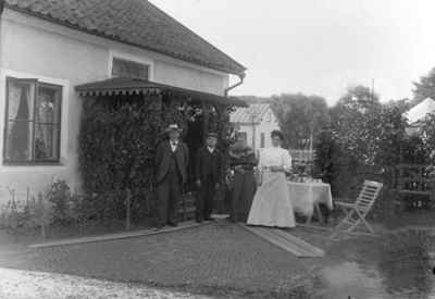 2 män och 2 kvinnor framför byggnad
