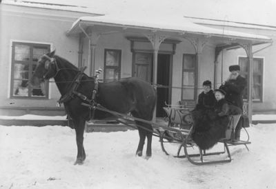 1 man och 2 kvinnor i hästdragen släde
Nyckelord: Släde Häst