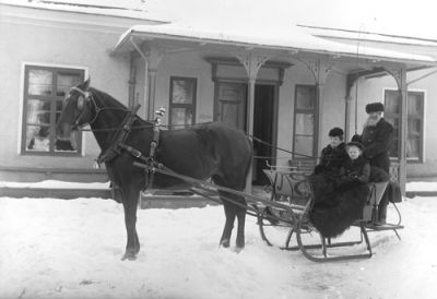 1 man och 2 kvinnor i hästdragen släde
Nyckelord: Släde Häst