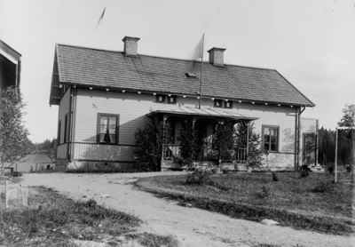 Ljus träbyggnad med lövad veranda
Nyckelord: Flagga