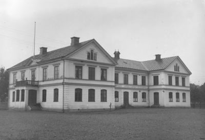 Stor vit stenbyggnad
