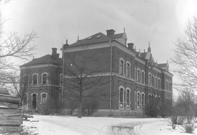 Stor tegelbyggnad
Nyckelord: Vedtrave