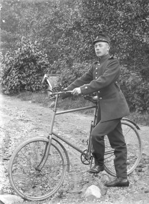 Man i uniform stående vid cykel
Nyckelord: Cykel Uniform