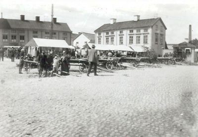 Torghandel på kullerstensbelagt torg
Nyckelord: Kullersten Torgstånd Hästkärra
