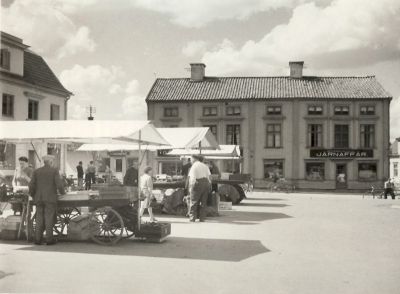 Torghandel
Nyckelord: Torgstånd Dräkt