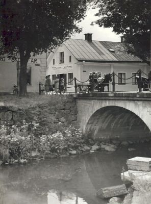 Hästskjuts på bro över vattendrag
Nyckelord: Häst