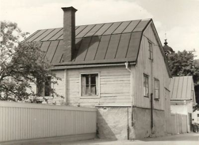 Träbyggnad med hög stenfot
