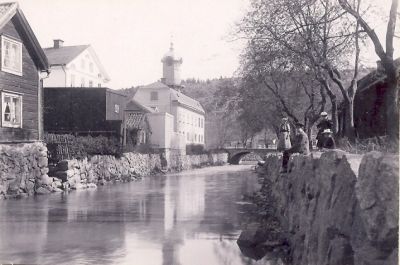 Byggnader vid vattendrag
Nyckelord: Dräkt