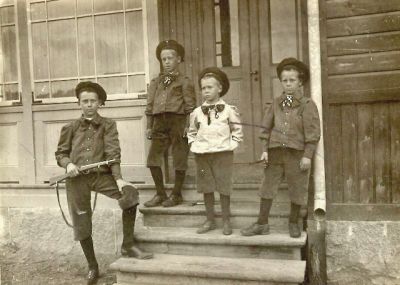 4 pojkar på en trappa utanför en byggnad
Nyckelord: Leksaksgevär Dräkt