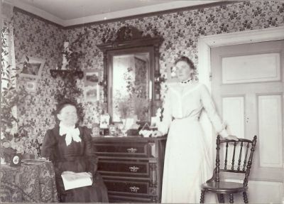 2 kvinnor i ett rum
Nyckelord: Tapet Spegel Byrå