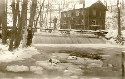 3 män och en pojke vid vattendrag
Nyckelord: Spång Kvarn