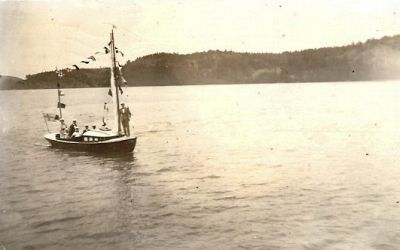 7 personer ombord på segelbåt på sjö
Nyckelord: Båt