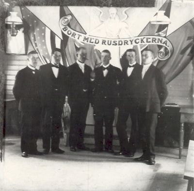 6 män framför nykterhetsbanderoll
Nyckelord: Banderoll