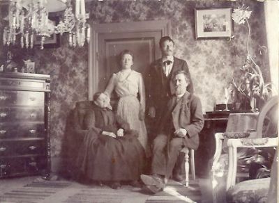 2 män och 2 kvinnor i rum
Nyckelord: Tapet Ljuskrona Byrå