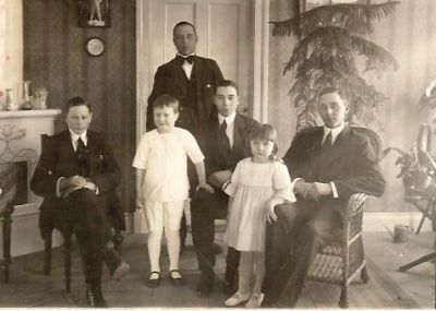 6 personer i rum
Nyckelord: Kakelugn