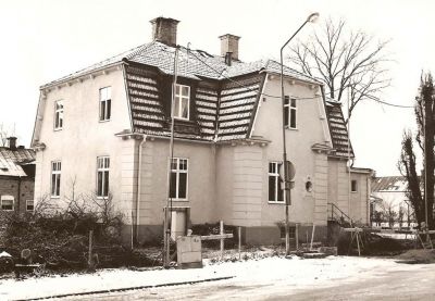Putsad villa i vintrig miljö
