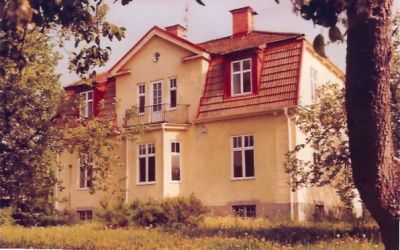 Putsad villa med trädgård
