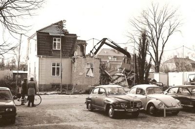 Rivning av byggnad pågår
Nyckelord: Grävskopa Bil